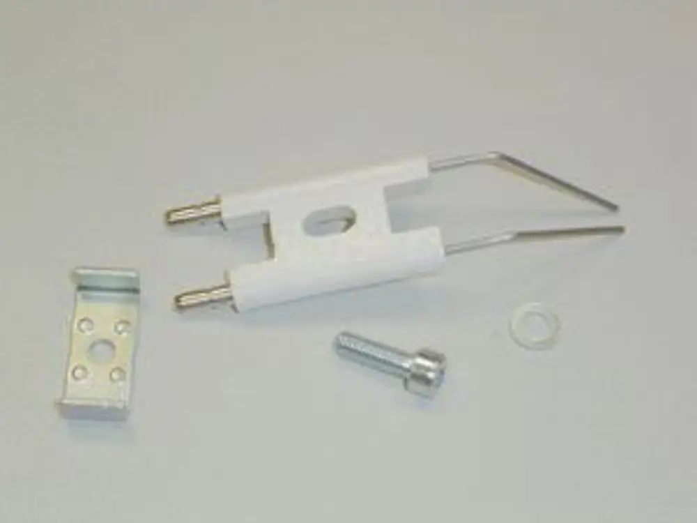 Zündelektrode von Remeha mit zwei metallischen Stiften, einer Halterung, einer Schraube und einer Dichtung. Alle Teile liegen auf einer hellem Untergrund.